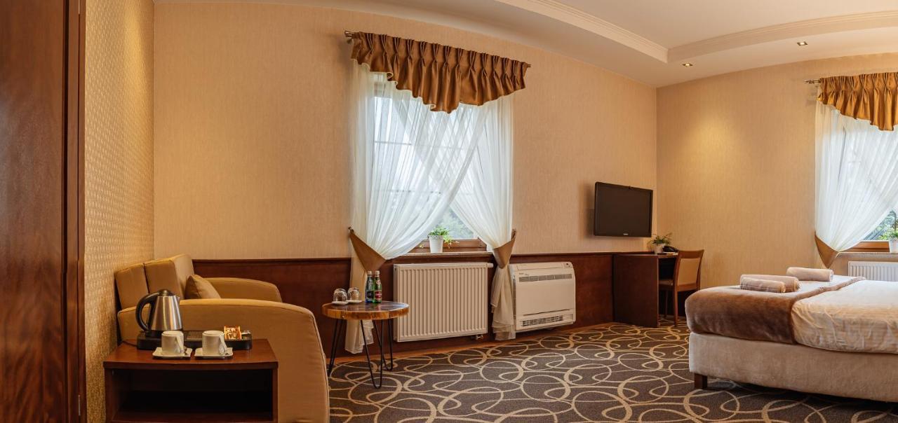 Hotel Dwor Choiny Kazimierówka Exteriör bild