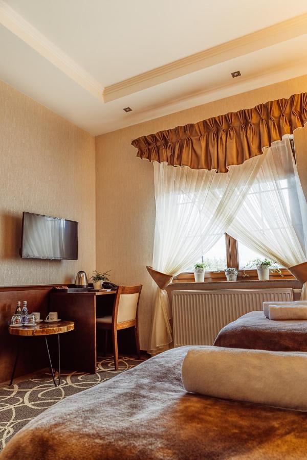 Hotel Dwor Choiny Kazimierówka Exteriör bild