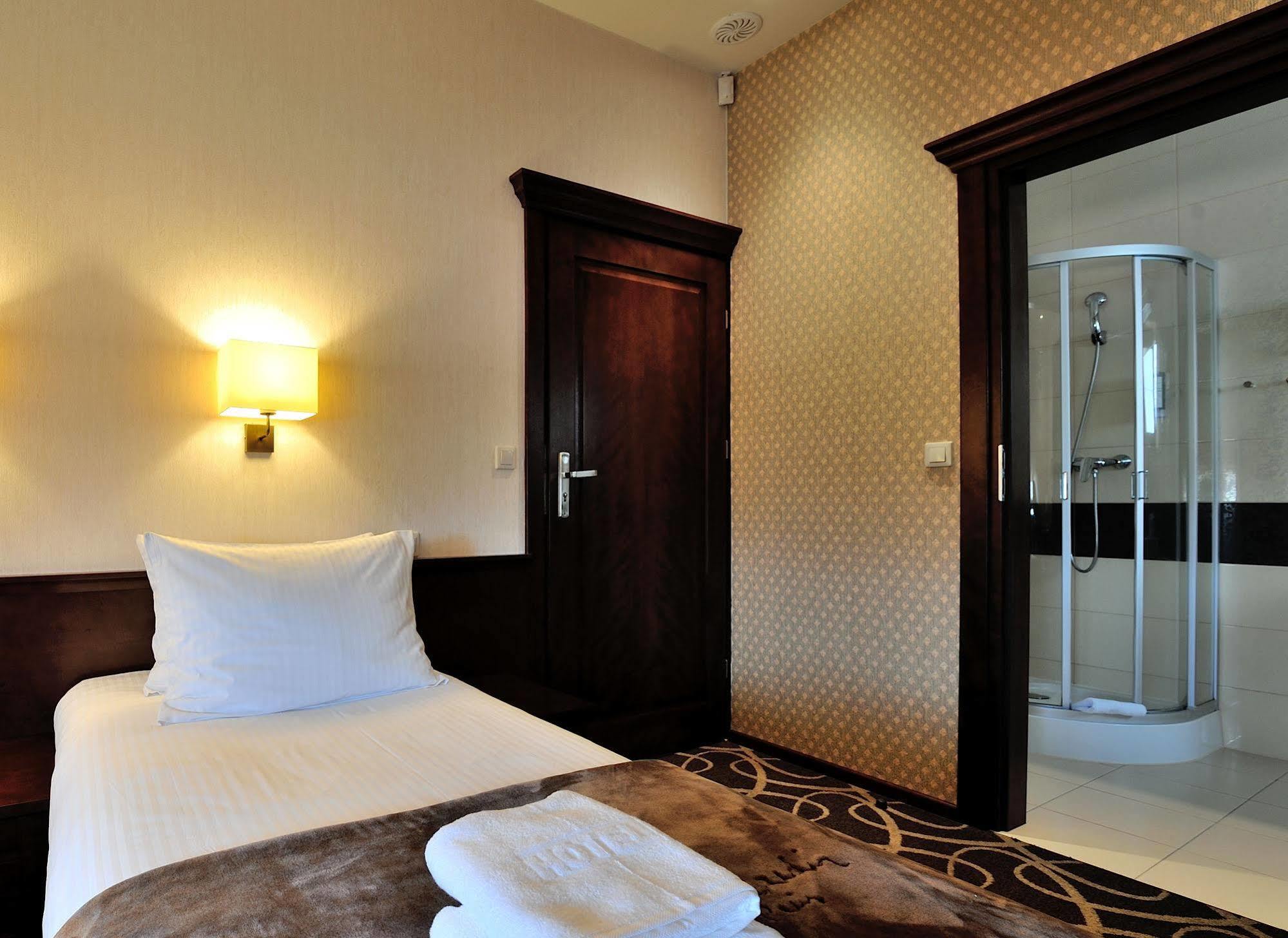 Hotel Dwor Choiny Kazimierówka Exteriör bild