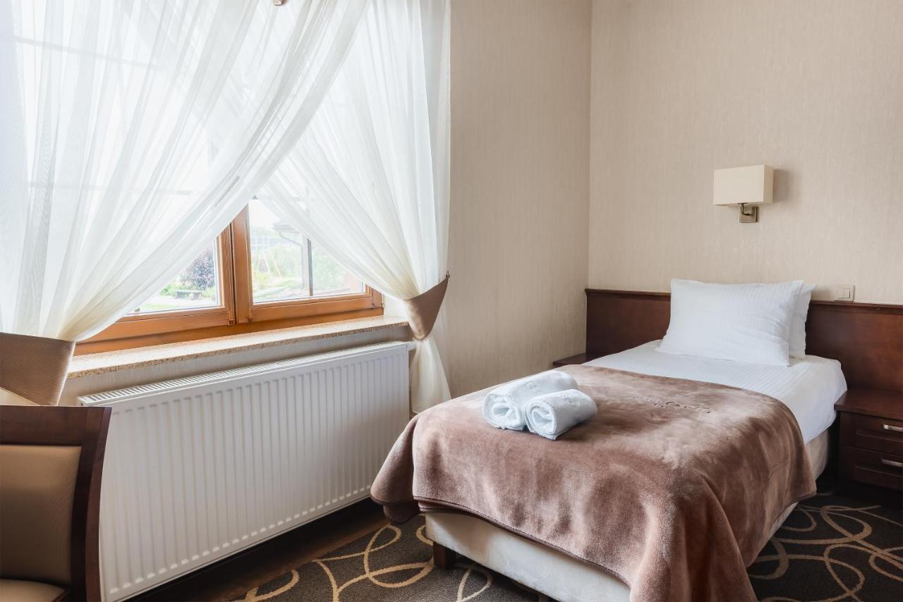 Hotel Dwor Choiny Kazimierówka Exteriör bild