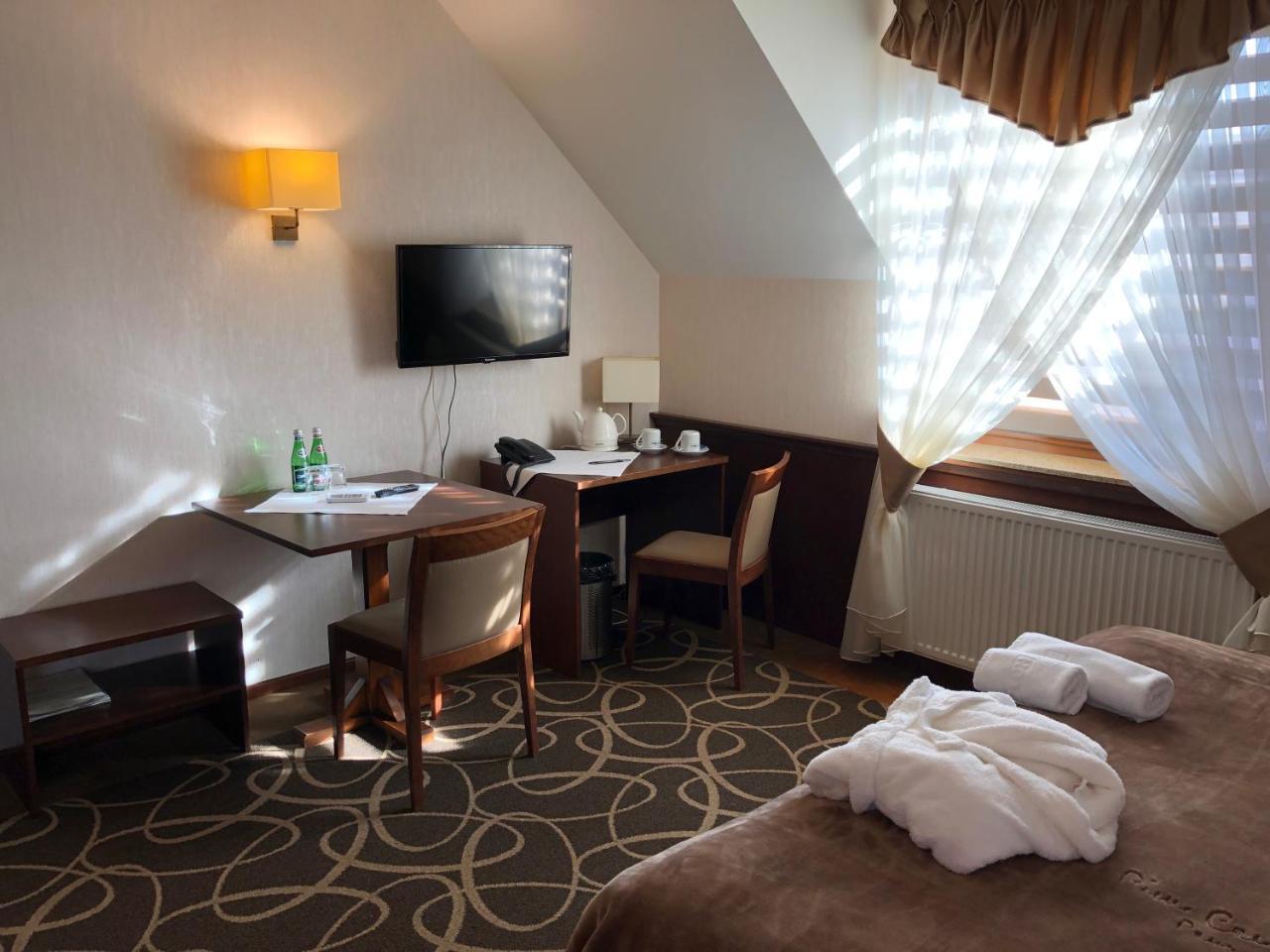 Hotel Dwor Choiny Kazimierówka Exteriör bild